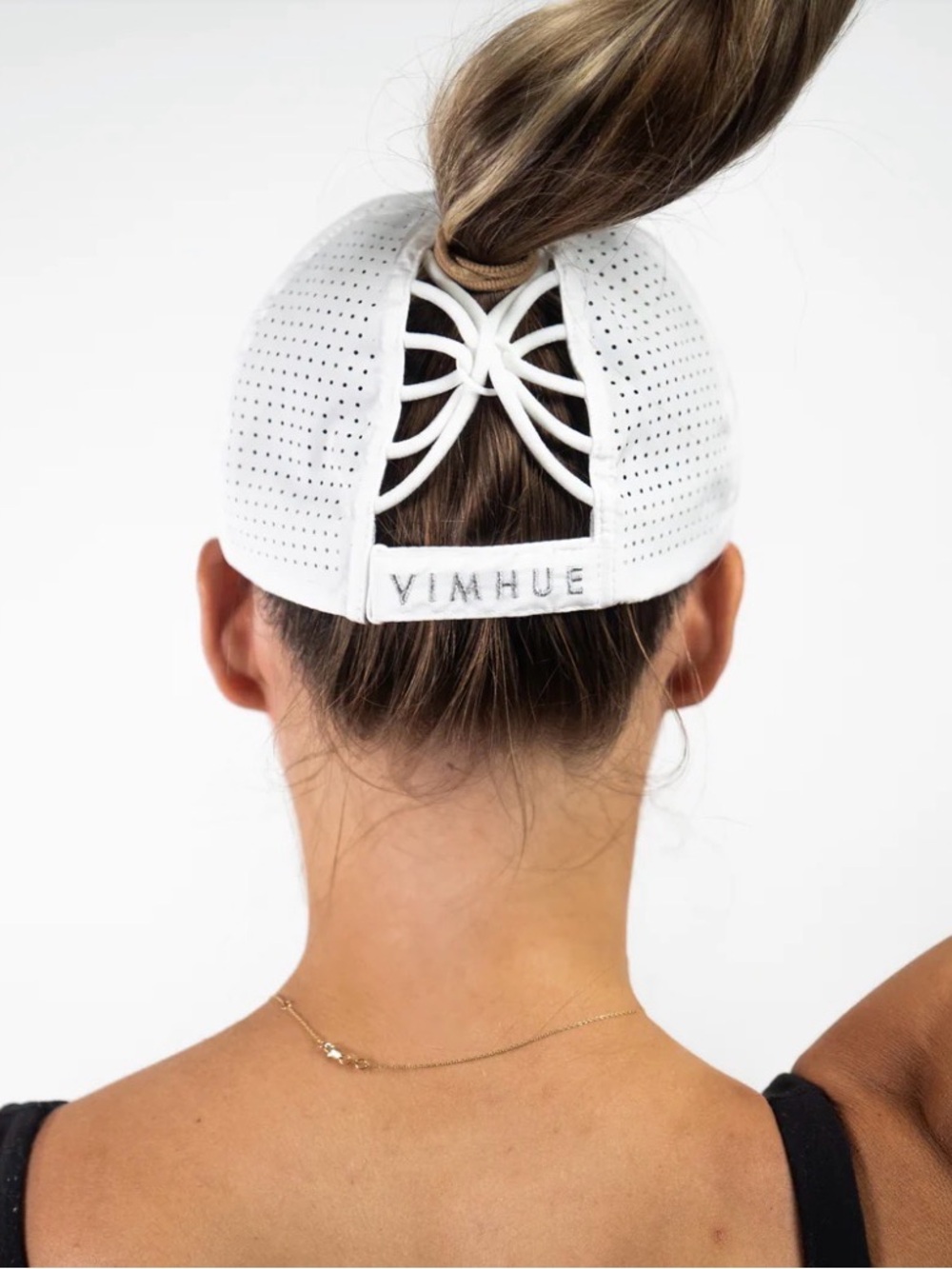 Vimhue Women's Ponytail Golf Hat White Grey Oaks Country Club Logo NWOT